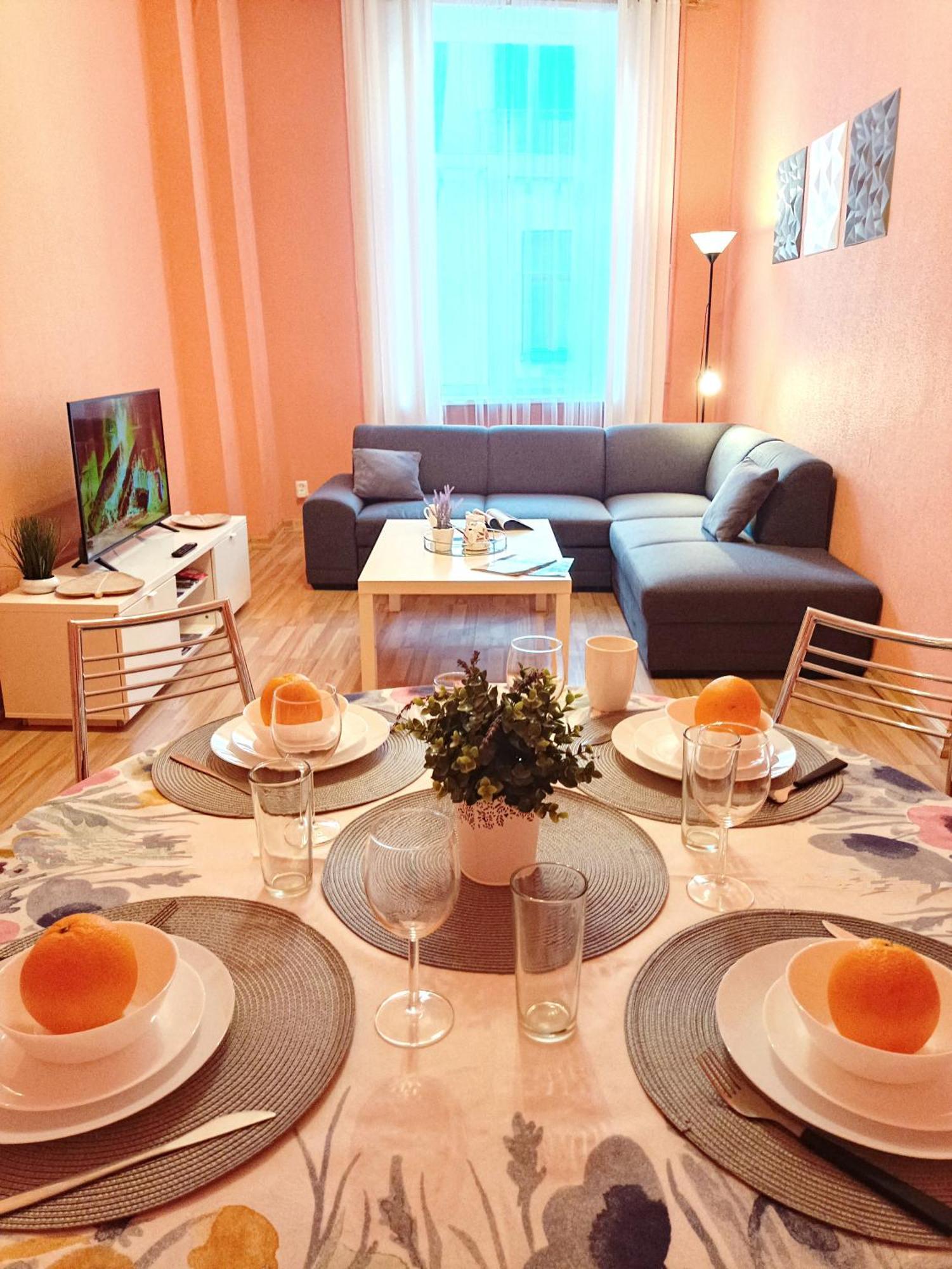 Spacious Old Town Family Peachy 2 Bedrooms Apartment, Nearby The Riga Presidential Castle Exterior photo